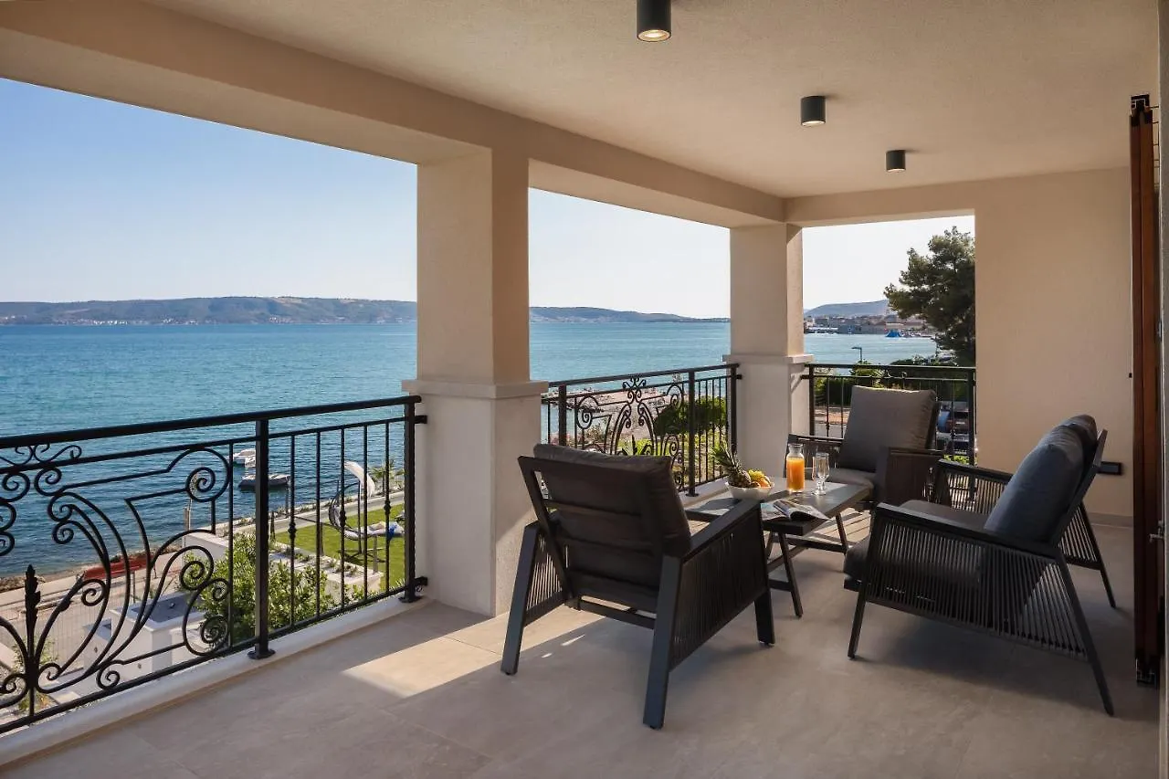 Beachfront Villa Armeria With Pool Kastela 0*,